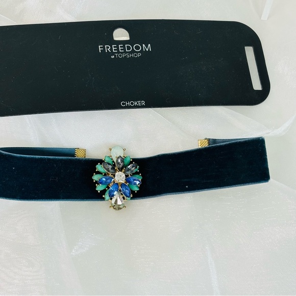 Women’s Vintage Style Broach Velvet Choker! - Picture 1 of 4